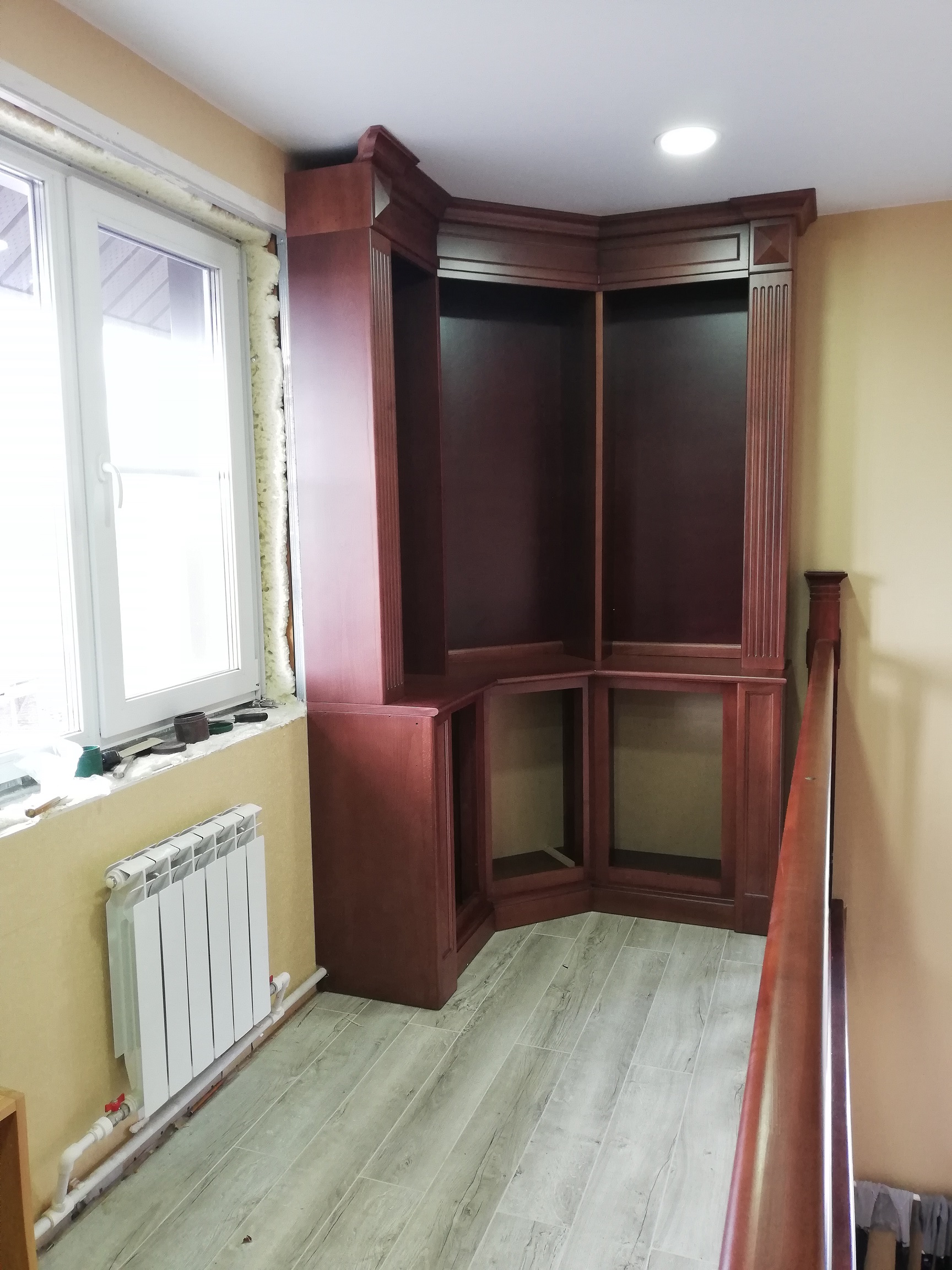 Установка библиотеки из массива дерева в частном доме/офисе в г. Братске от столярной мастерской ЛариксПро.